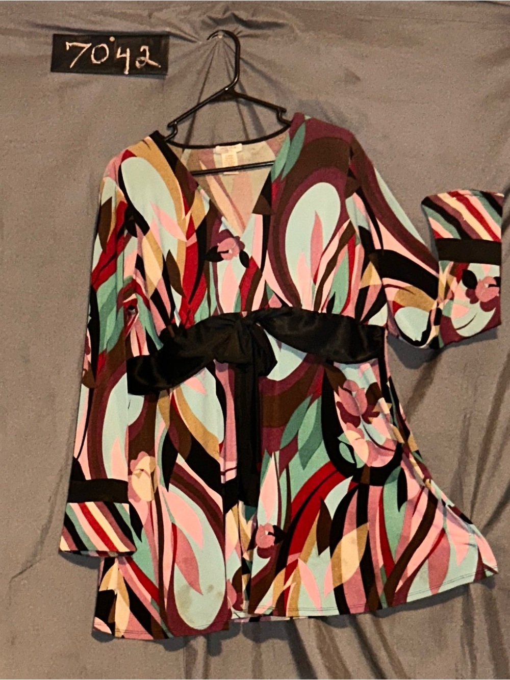 Bisou Bisou Label and Multicolor Fabric with Pink and blue-Green Tones